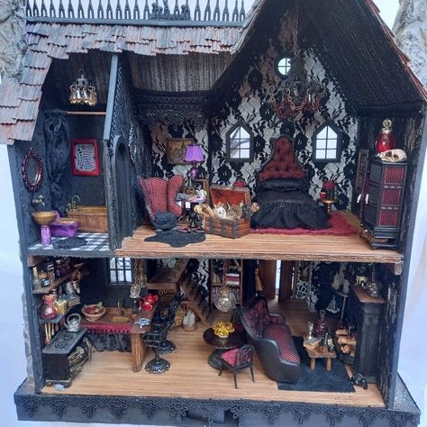 Halloween Witch House, Haunted House Project, Spooky Dollhouse, Halloween Haunted House Diy, Miniatures Halloween, Mansion Decor, Halloween Shadow, Halloween Dollhouse, Witches Cottage