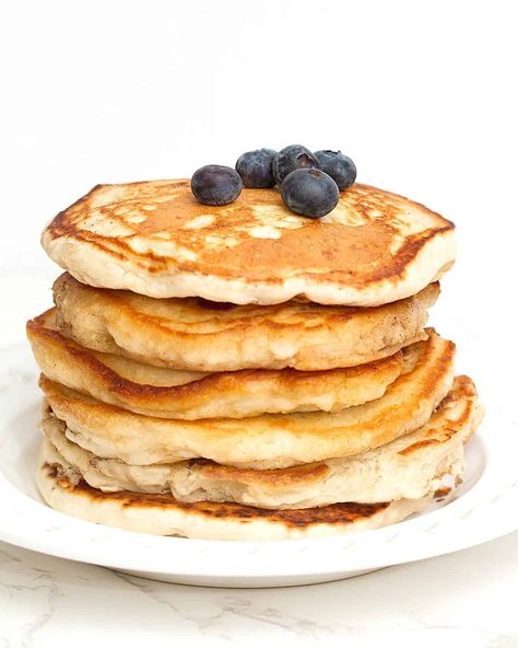 Oat Flour Pancakes (Vegan And GF) - The Daily Dish Creative Pancake Recipes, Wheat Flour Pancakes, Oat Flour Pancakes, Low Fat Vegan Recipes, Vegan Blueberry Muffins, Dairy Free Pancakes, Vegan Pancake Recipes, Pancakes Vegan, Delicious Pancakes