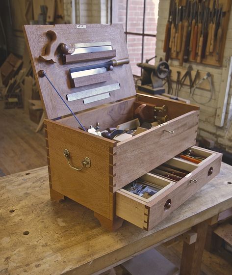 Wood Tool Box Plans, Wooden Tool Box Ideas, Wooden Tool Chest, Diy Toolbox, Wood Toolbox, Wood Tool Chest, Wooden Tool Box, Old Tool Boxes, Tool Box Diy