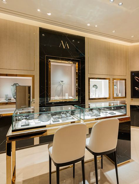 Jewelry Cases Display Retail, Jewellery Showroom Display, Jewelry Display Store, Jewelry Shop Window, Modern Jewelry Display, Jewellery Showcase, Retail Jewelry Display, Luxury Jewelry Shop, Modern Jewelry Store