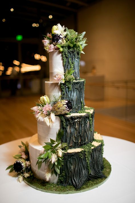 Tree Inspired Centerpieces, Wedding Cake Inspo Aesthetic, Fairy Country Wedding, Wedding Cake Woodsy, Wedding Cake With Mushrooms, Woodsy Wedding Cake Ideas, Fantasy Themed Wedding Cake, Fairy Wedding Cake Ideas, Earthy Wedding Cake Ideas