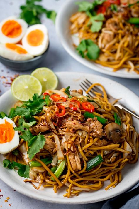 Mee Goreng - Spicy fried noodles with chicken and crispy shallots. So simple and easy to prepare - ready in 20 minutes! #meegoreng #miegoreng #asiannoodles #friednoodles Fried Noodles With Chicken, Spicy Asian Noodles, Mee Goreng, Noodles With Chicken, Kitchen Sanctuary, Vegetarian Oyster Sauce, Asian Recipe, Crispy Shallots, Kecap Manis