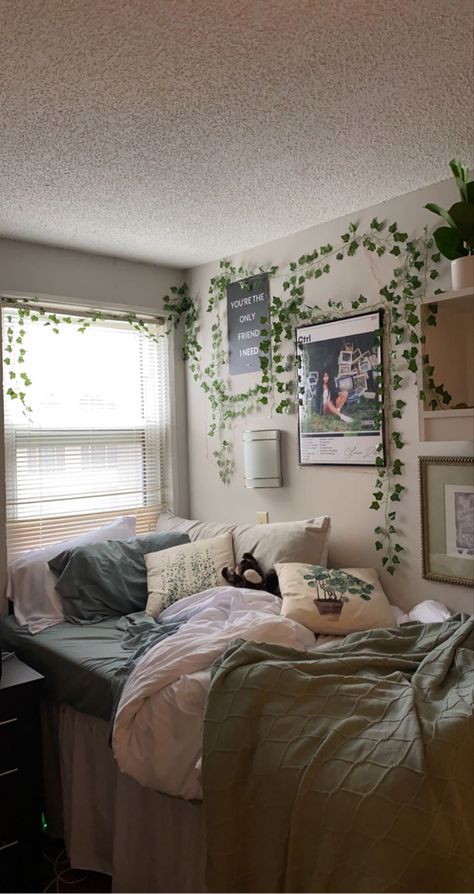 College Dorm Room Ideas Nature, Cute Single Dorm Room Ideas, Dorm Room Ideas Green And White, Dorm Room Ideas Earth Tones, Green Boho Dorm Room, Olive Green Dorm Room, Cozy Green Dorm Room, Pink Green And White Dorm Room, Green Dorm Room Ideas Minimalist