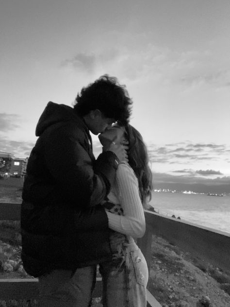 Aesthetic Famous Couple Pictures, New Boyfriend Aesthetic, Sunset Beach Couple Pictures Aesthetic, Asthetic Pics With Boyfriend, Cute Pics Of Boyfriend, Cute Brunette Couple, Height Gap Couple Aesthetic, Brunette Boyfriend Aesthetic, B&w Couple Aesthetic