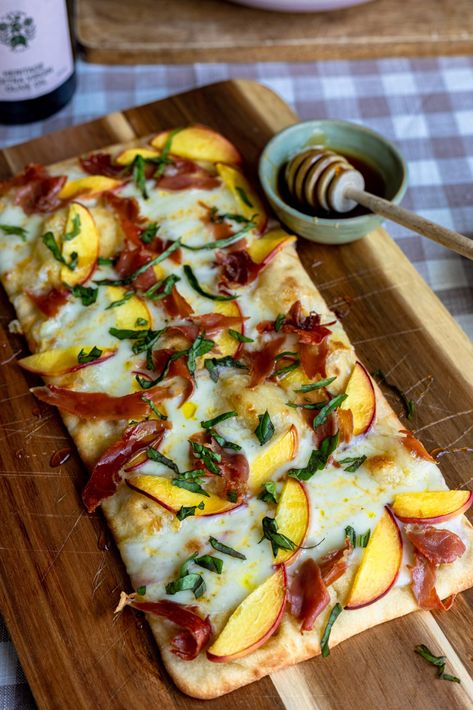 Peach prosciutto hot honey flatbread with mozzarella and basil! This combination is so ideal for any summertime event. Hot Honey Flatbread, Honey Flatbread, Appetizer Foods, Peach Prosciutto, Peach Pizza, Pineapple On Pizza, Honey Pizza, Prosciutto Pizza, Sweet Potato Gnocchi