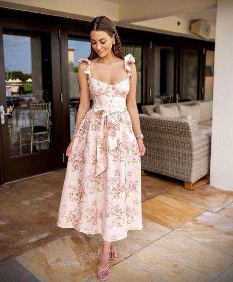 V. Chapman | Perfect shower dress @kelleyflanagan in The Vera Dress in Peach Tapestry 🌸💕 | Instagram Peach Outfits, Peach Outfit, Feminine Dressing, Peach Clothes, V Chapman, Shower Dress, Classy Gowns, Iphone Instagram, Peach Dress