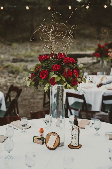 Rustic Red Roses Wedding Decor, Natal, Red Rose Centrepiece, Rose Bouquet Centerpieces, Red Rose Centerpieces Simple, Red Quince Centerpieces, Red Centerpieces For Quinceanera, Red Rose Wedding Centerpieces, Red Rose Wedding Decor