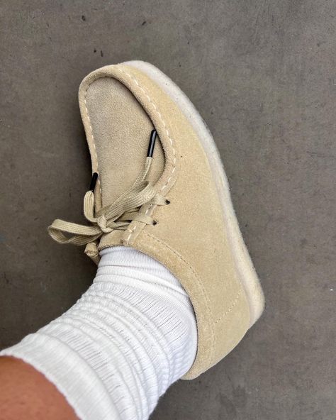 It's officially Clarks Originals Wallabee season ⛅   IG📸: me.yah Clarks Wallabee Outfit Men, Clarks Wallabees Men Outfit Mens Fashion, Men’s Clark’s Outfit, Clarks Wallabees Men, Wallabee Clarks, Clarks Originals Men, Clark’s Wallabee, Clarks Shoes Mens, Clarks Wallabees