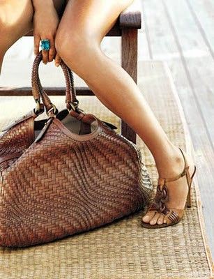 Super bag! Glamorous Chic Life, Petite Models, Woven Leather Tote, Sac Week End, Kelly Bag, Handbag Heaven, Boot Bag, Beautiful Bags, Bago