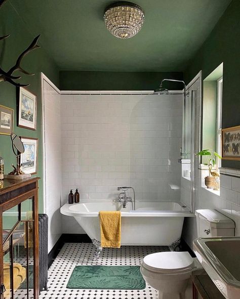 Drømme Bad, Beautiful Bathtubs, Bad Inspiration, Tile Trends, Decor Baie, White Floors, Green Bathroom, Bath Tub, Home Design Decor