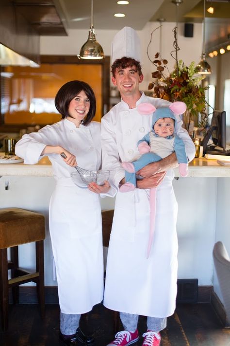 DIY Halloween Costumes Ideas - Ratatouille Family DIY Costume Cute Idea via The House of Cornwall Diy Fantasia, Family Themed Halloween Costumes, First Halloween Costumes, Themed Halloween Costumes, Costume Disney, Baby Kostüm, Cute Couple Halloween Costumes, Disney Halloween Costumes