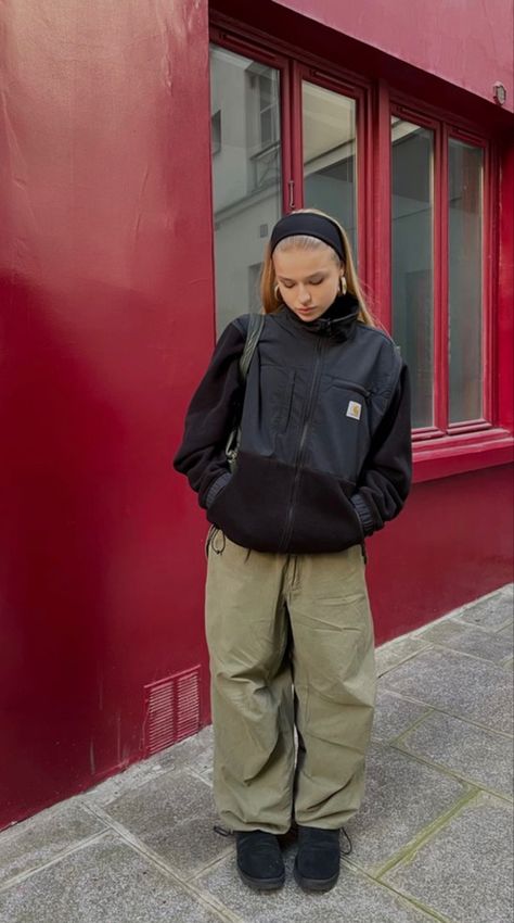 Oasis Inspired Outfit, Wintwe Outfits 2023, Winter Gorpcore Outfits, Gorpcore Women Outfits, Vintage Fleece Outfit, Gorpcore Outfits Women, Arctyrex Outfit, Baggy Fit Women, Baggy Fits Women