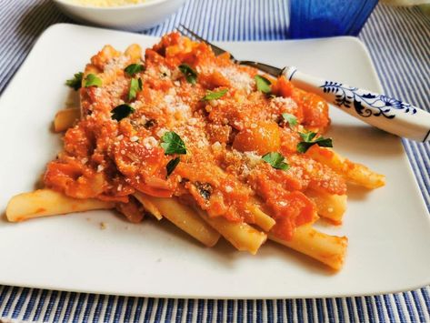 ziti-pasta-with-italian-lardo-ziti-lardiati from Naples Ziti Pasta, Hearty Comfort Food, Carbonara Pasta, Elegant Desserts, Italian Recipes Authentic, Classic Dishes, Homemade Pizza, Pasta Dishes, Naples