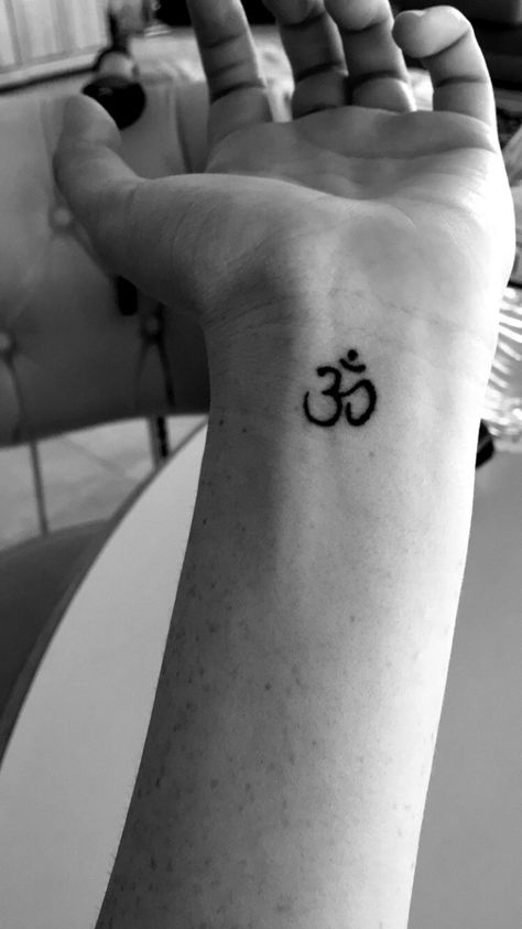 Ohm tattoo Ohm Tattoo Women, Ohm Tattoo Design, Tony Tattoos, Mummy Tattoo, Ohm Tattoo, Tattoo Mini, Inspirational Quotes For Girls, Cursive Tattoos, Om Tattoo