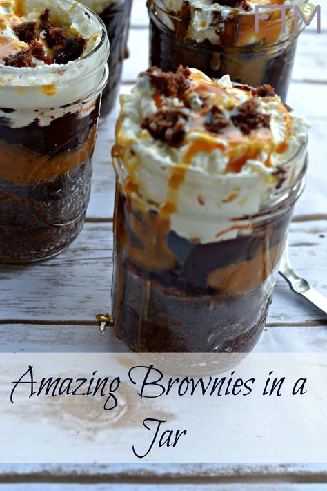 Amazing Brownies in a Jar Amazing Brownies, Mason Jar Desserts Recipes, Mason Jar Pies, Mason Jar Cakes, Brownies In A Jar, Jar Desserts, Dessert Mini, Mason Jar Desserts, Resep Brownies