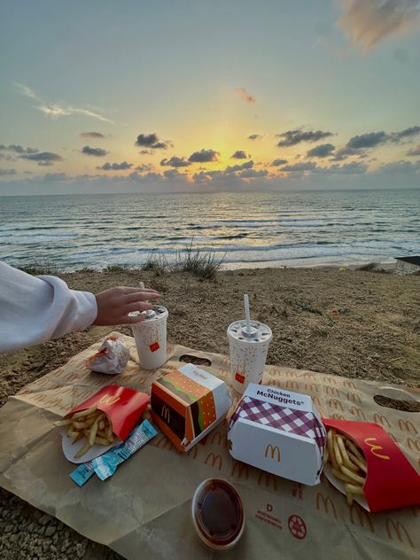 Summer Couple Activities, Beach Things To Do, Summer Plans With Friends, Summer Aesthetic Couple, Eating On The Beach, Picnic Ideas Food, Picnic On Beach, Beach Date Ideas, Date On The Beach