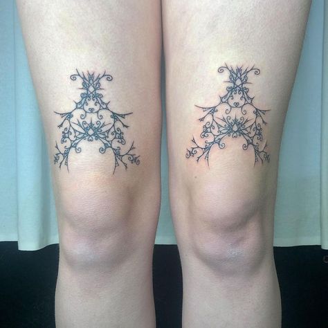 crachetest ❀ Flurina on Instagram: “Double knee ornament for Jeanne 🪄✨✨ thank you for your trust and patience 🧚🧚 ☆ done @lalalakermesse ☆ taking bookings for November 💌 email…” Tatting, Body Art, Meaningful Tattoos, La Dispute Tattoo, Hand Tats, Knee Tattoo, Makeup Tattoos, Tattoos And Piercings, Tattoos For Women