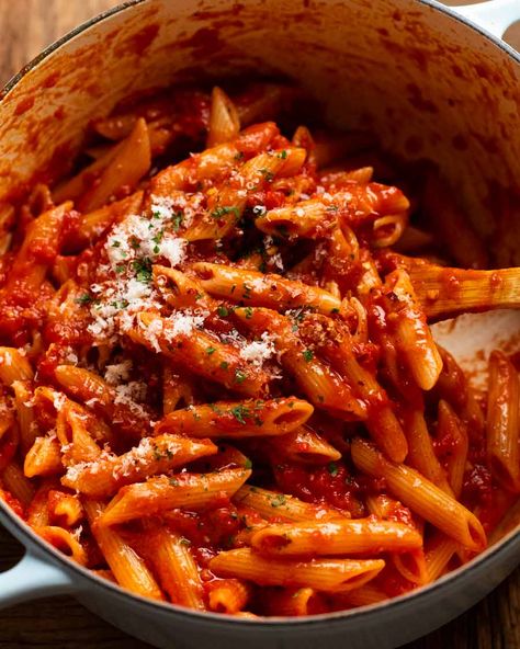 Penne all'arrabbiata (spicy tomato pasta) in a pot Spicy Tomato Pasta, Pizza And Coffee, Pasta Fish, Spicy Pasta Recipes, Chilli Pasta, Pasta Italy, Red Pasta, Penne Pasta Recipes, Dinner Recipes With Ground Beef