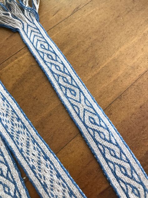 Tablet Weaving Patterns Simple Viking, Woven Belt Diy, Tablet Weaving Patterns, Finger Weaving, Viking Reenactment, Inkle Weaving, Inkle Loom, Card Weaving, Larp Costume