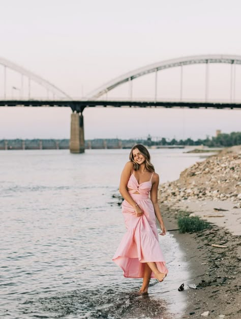 Long Dress Senior Pics, Senior Picture Ideas For Dancers, Skirt Senior Pictures, Fun Senior Picture Ideas, Princess Shoot, Pink Beach Dresses, Photography Job, High School Graduation Photos, Senior Pictures Dresses