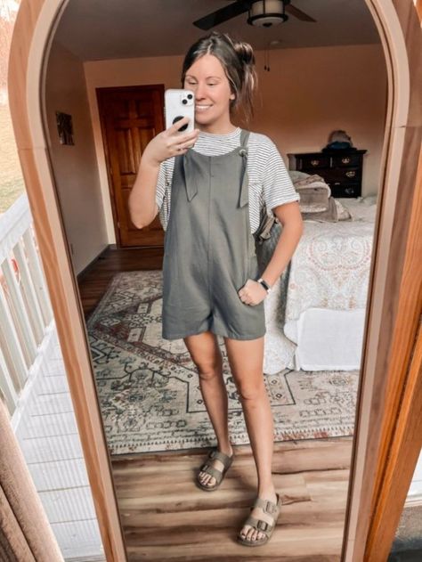 Cotton Overalls Outfit Summer, Overalls For Petite Women, Linen Overall Shorts Outfit, Cotton Overalls Outfit, Comfy Overalls, Linen Shortalls Outfit, Medium Wash Short Spring Overalls, Short Overalls Outfit Fall, Oversized Overalls Short