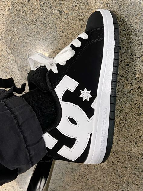 Dc Sneakers Outfit, Dc Shoes White, Dc Shoes Outfit Women, Dc Shoes Aesthetic, Dc Shoes Outfit, White Dc Shoes, Black Dc Shoes, Dc Outfits, Tenis Dc