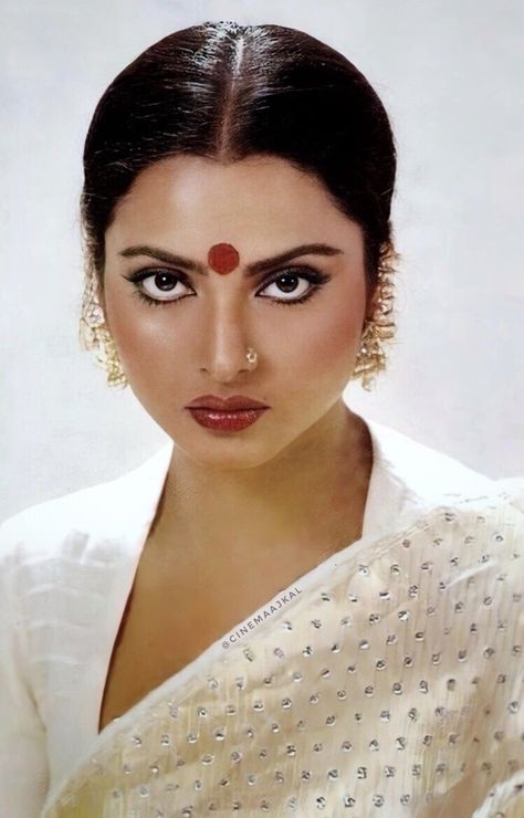 Actor Bollywood, Retro Bollywood, Rekha Actress, Bollywood Makeup, Wide Jaw, South Asian Aesthetic, Indian Eyes, Conservative Outfits, Bollywood Pictures