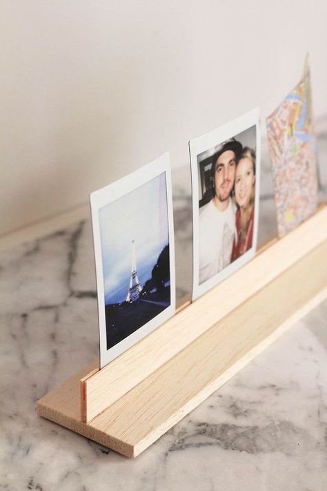 Diy Picture Stand, Photo Stand, Diy Photo Frames, Picture Stand, Diy Photo Booth, Photo Stands, Diy Picture, Frame Stand, Neutral Design