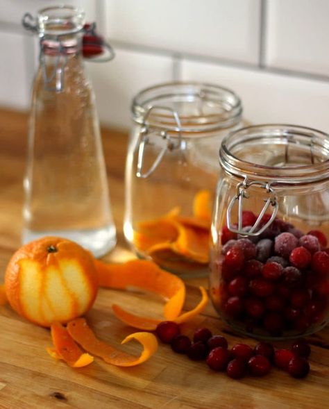 Cranberry and orange infused gin recipe Infused Gifts, Infused Alcohol Recipes, Infused Alcohol, Gin Making, Gin Recipe, Liqueur Recipes, Flavored Alcohol, Christmas Drinks Alcohol Recipes, Christmas Gin