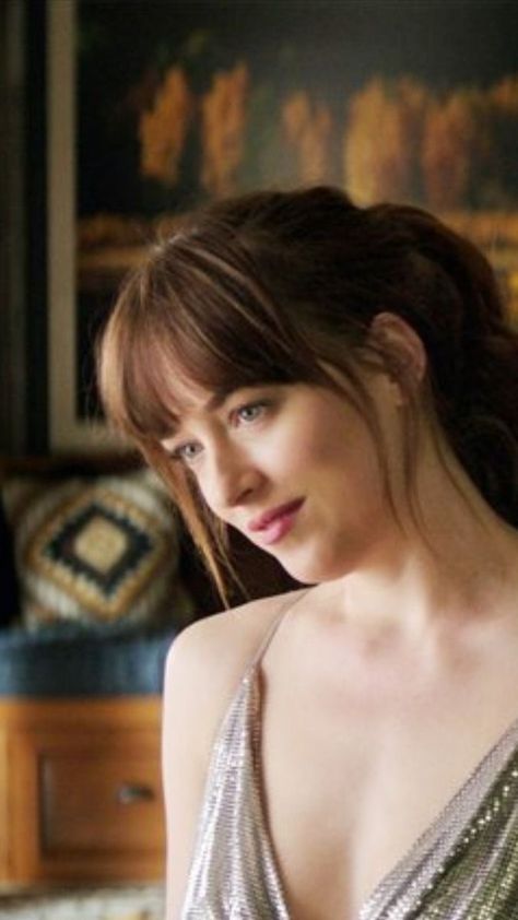 Anastasia Steele Outfits, Dakota Johnson Hair, Anastasia Grey, Dakota Mayi Johnson, Dakota Johnson Style, Couple Pics For Dp, Anastasia Steele, Marie Osmond, Best Friend Poses