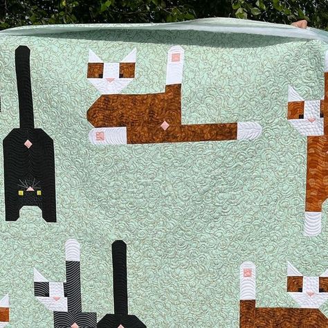 Becky on Instagram: "Cat Holes quilt in all its cuteness. If you zoom in, you might be able to see whiskers and paw pads! Pieced by @sew_purrfect_designs Pattern by @sewfreshquilts #beckysquiltingagain #longarmquilting #customquilting #catholesquilt" Cat Holes Quilt, Cat Block Quilt Patterns, Catholes Quilt, Peeping Cats Quilt, Cat Quilt Block, Free Paper Piecing Patterns, Quilt Layers, Cat Applique, Quilting Blocks