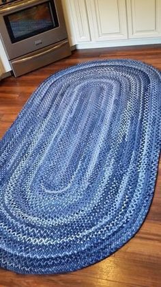 Braided Rugs, Återvinna Jeans, Jeans Recycling, Wine Cork Diy Crafts, Denim Rug, Braided Area Rugs, Braided Rug, Jean Crafts, Recycle Jeans