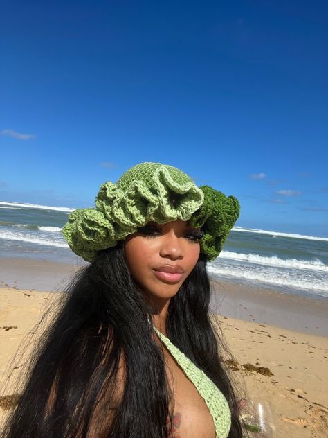 Follow @86jodeci and get more of the good stuff by joining Tumblr today. Dive in! Crochet Vacation Outfit, Crochet Two Piece Outfit, Crochet Vacation, Cardigans Crochet, Crochet Store, Handbags Patterns, Cute Vacation Outfits, Mode Crochet, Crochet Ruffle