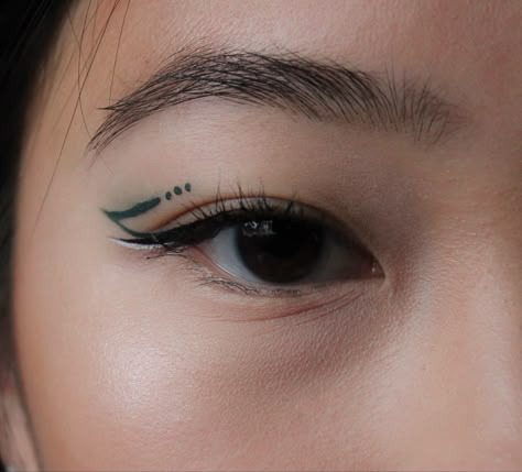 Minimalistic Graphic Eyeliner, Neon Green Graphic Liner, Dark Green Eyeliner Makeup, Graphic Eyeliner For Round Eyes, Basic Graphic Liner, Simple Green Eyeliner, Asian Graphic Liner, Minimalist Graphic Eyeliner, Graphic Liner Makeup Simple