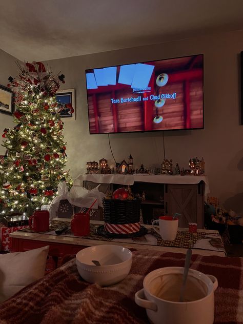 christmas tree  flannel hot cocoa warm living room aesthetic holidays red and green living room cozy vibes Watching A Christmas Movie Aesthetic, Christmas Movie Watching Aesthetic, Christmas Movies Decorations, Christmas Sleepover Decorations, Hallmark Christmas Movies Aesthetic, Cozy Christmas Movie Night, Christmas Movie Night Set Up, Christmas Movie Night With Friends, Christmas Film Aesthetic