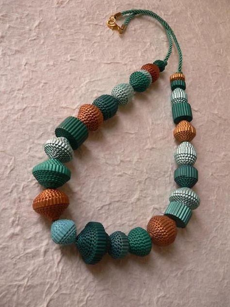 Corrugated Paper Art, Corrugated Cardboard Crafts, Paper Beads Jewelry, Craft Ideas For Beginners, Make Paper Beads, Cardboard Jewelry, Paper Jewellery, Paper Quilling Jewelry, Quilled Jewellery