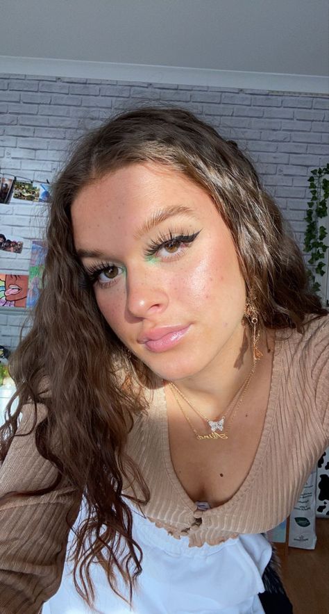 Green Inner Corner Makeup, Green Inner Corner Eyeshadow, Inner Corner Eyeshadow, Simple Makeup Look, Simple Makeup Looks, Green Makeup, Green Eyeshadow, Glitter Eyeshadow, Eyeshadow Looks