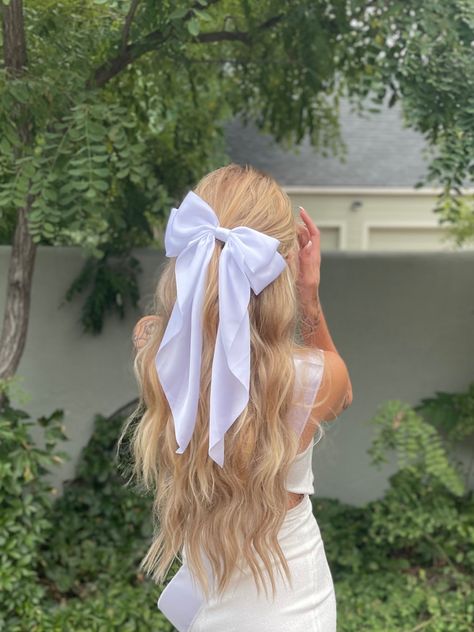 Hair Ideas For Confirmation, Hair Highlights On Blonde Hair, Bachelorette Party Hairstyles, Half Up Half Down Bow Hairstyle, Bow In Hair Aesthetic, Half Up Half Down Hair With Bow, Confirmation Hairstyles, Half Up Half Down With Bow, Hair Styles With Bow