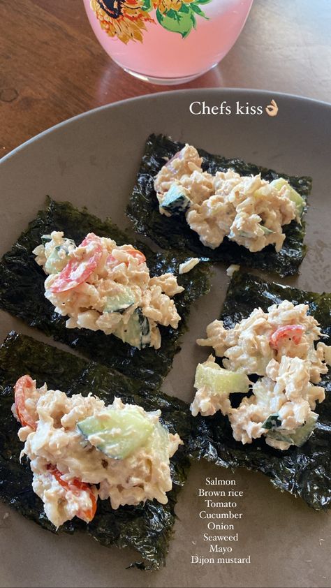 Salmon Bites With Seaweed, Foods With Seaweed, Seaweed Aesthetic Food, Healthy Seaweed Recipes, Seaweed Lunch Ideas, Canned Salmon Meal Prep, Healthy Recipes Pescatarian, Seaweed Meals, Aesthetic Healthy Meals