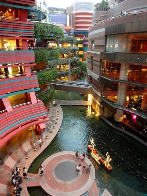 Not just a shopping centre. Futuristic buildings set up like a theatre on a seasonally decorated canal and attractive musical fountain. Hakata Fukuoka, Canal City, Japan Tourism, Japan Temple, Futuristic Building, Japan Architecture, Japanese Lifestyle, Fukuoka Japan, City Lifestyle