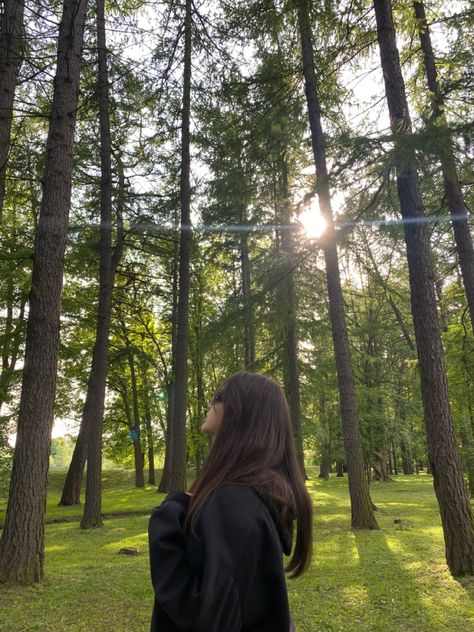 Pose In Forest Nature, Natural Selfie Poses, Forest Pic Ideas, Forest Photo Ideas Instagram, Forest Pose Ideas, Forest Picture Ideas, Forest Aesthetic Photoshoot, Poses In Forest, Forest Poses