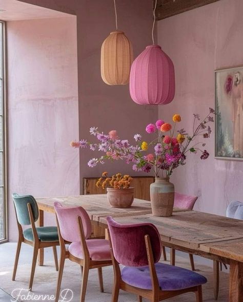 Pink Walls Kitchen, Pink Wall Kitchen, Colour Dining Chairs, Colorful Minimalist Living Room, Pink Dining Table, Dining Room Colorful, Pink Dining Room, Colorful Dining Room, Miami Interiors