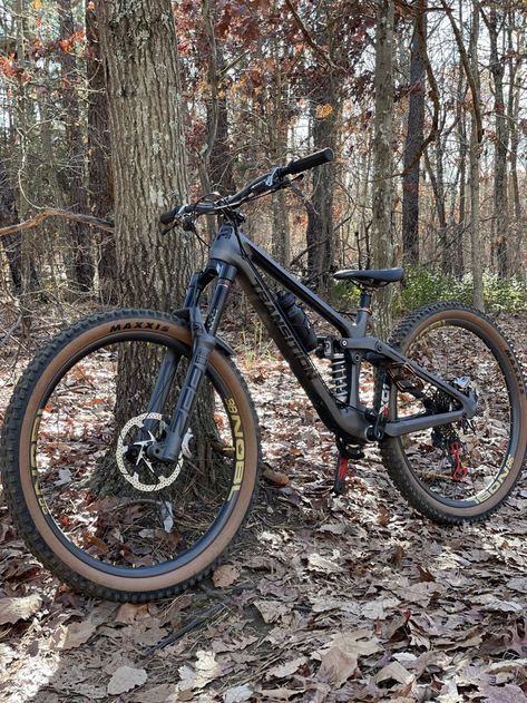 Cool Mountain Bikes, Mountain Bike Color Ideas, Mountain Bike Gear, Trek Mtb, Exercise Bike Accessories, Black Mountain Bike, Full Suspension Mtb, Mountain Biking Photography, Cross Country Bike