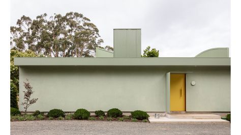 Case A Un Piano, Australian Country Houses, Denmark House, Arch Doors, Mid Century Kitchens, Country Villa, Mid Century Modern Homes, Green Facade, Genius Loci