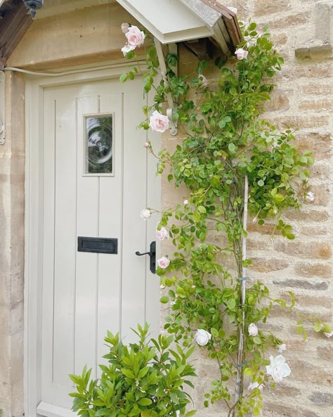 Cottage Style Front Doors, Garden Sauna, Cottage Style Doors, Country Front Door, Cottage Front Doors, Cotswold Cottage, English Country Cottages, Country Cottage Interiors, English Country Cottage