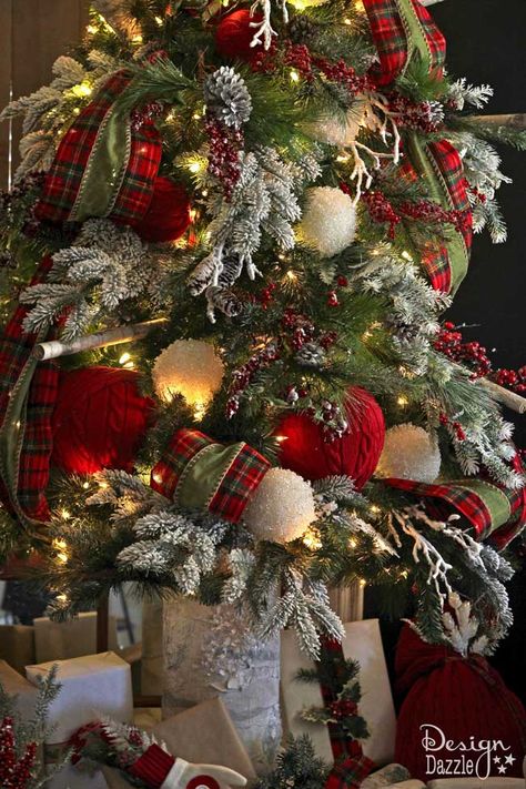 Christmas Candle Crafts, Silver Christmas Tree Decorations, Pretty Christmas Decorations, Elegant Christmas Trees, Tartan Christmas, Plaid Christmas Tree, Unique Christmas Trees, Christmas Themes Decorations, Christmas Tree Inspiration