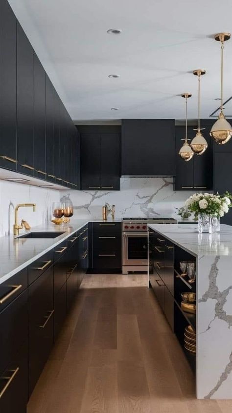 House Reno Ideas, Black Classic Kitchen, Euro Cabinets Kitchens, Black Kitchen Cabinets With Gold Handles, Modern Masculine Kitchen, Modern Black And Gold Kitchen, Modern Black Kitchen Cabinets, Black Gold Interior Design, Kitchen Ideas Black Cabinets