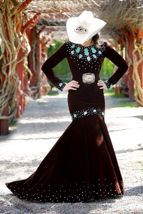 Crushed velvet with turquoise rodeo queen dress...this is it! I would never wear it, but I certainly appreciate Western Formal Dresses, Rodeo Queen Outfits, Western Dress Patterns, Rodeo Attire, Rodeo Queen Clothes, Country Western Dresses, Mode Country, Equestrian Outfit, Western Style Dresses