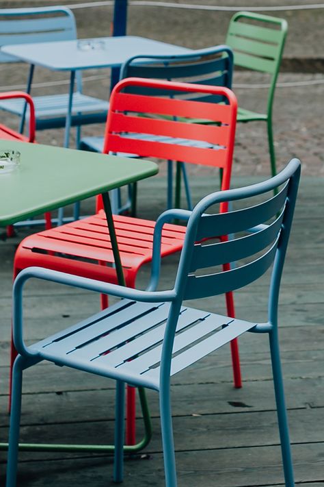 Restaurant Chairs Design, Kursi Outdoor, Plastic Outdoor Furniture, Plastic Patio Chairs, Colorful Outdoor Furniture, Bistro Patio Set, Outdoor Sitting, Pool House Designs, Metal Outdoor Furniture