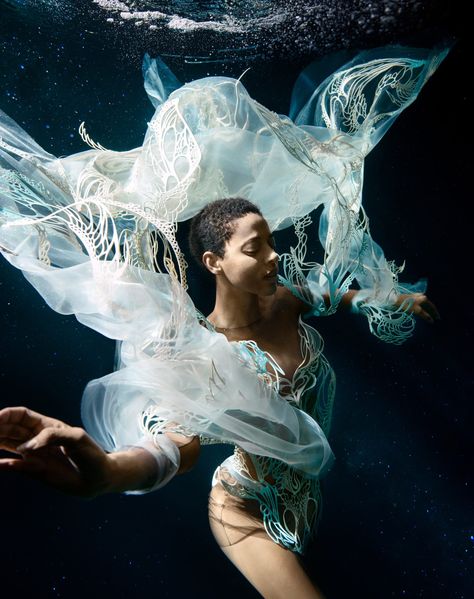 Iris van Herpen Spring 2023 Couture Runway Behind The Scenes, Spring 2023 Couture, Underwater Photoshoot, Underwater Portrait, 2023 Couture, Iris Van Herpen, Mermaid Aesthetic, Underwater Photos, Under Water